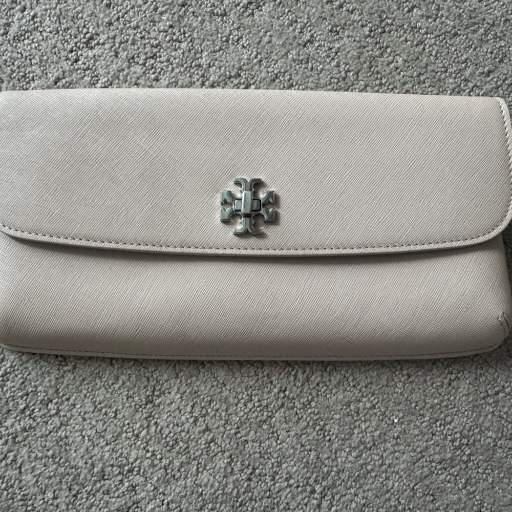 Pale pink Tory Burch clutch. New without tags. Never used.